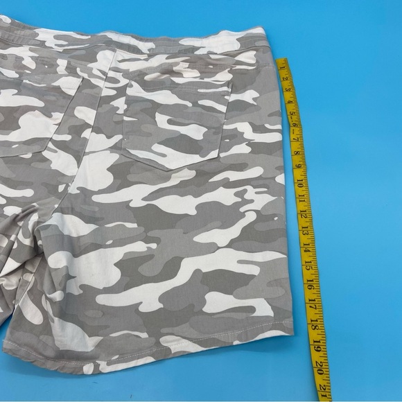 Democracy Gray Camo Women's Hi-Rise Shorts Size 24W - Picture 5 of 11